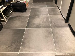 Vloertegel 60×60 cm Betonlook Antraciet DC90 in de gang