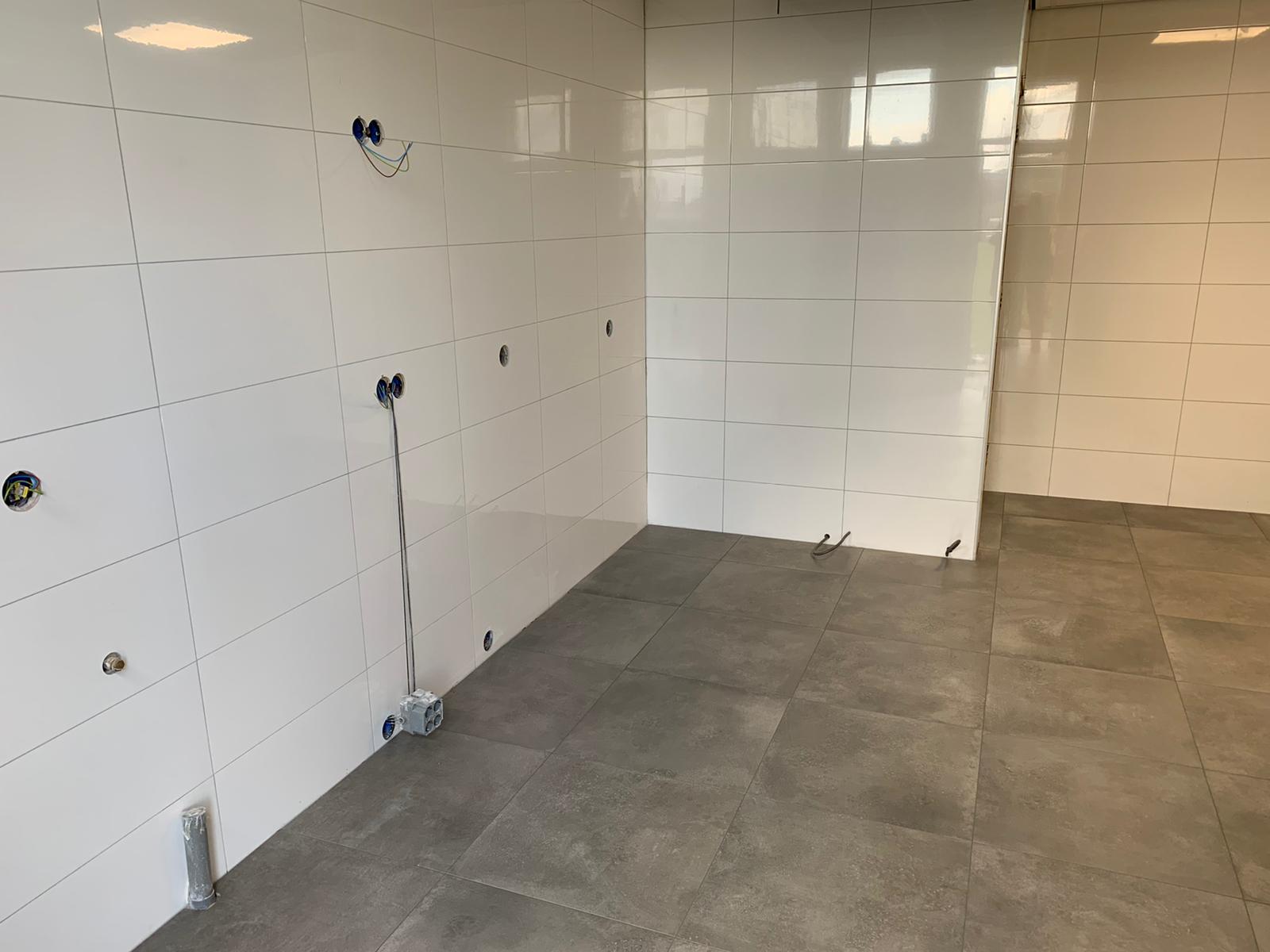 Vloertegel 60×60 cm Betonlook Ronda Antraciet NR17 op de vloer Vloertegel 60×60 cm Betonlook Ronda Antraciet NR17 op de vloer. Deze vloertegel is ook leverbaar in 80x80 cm.