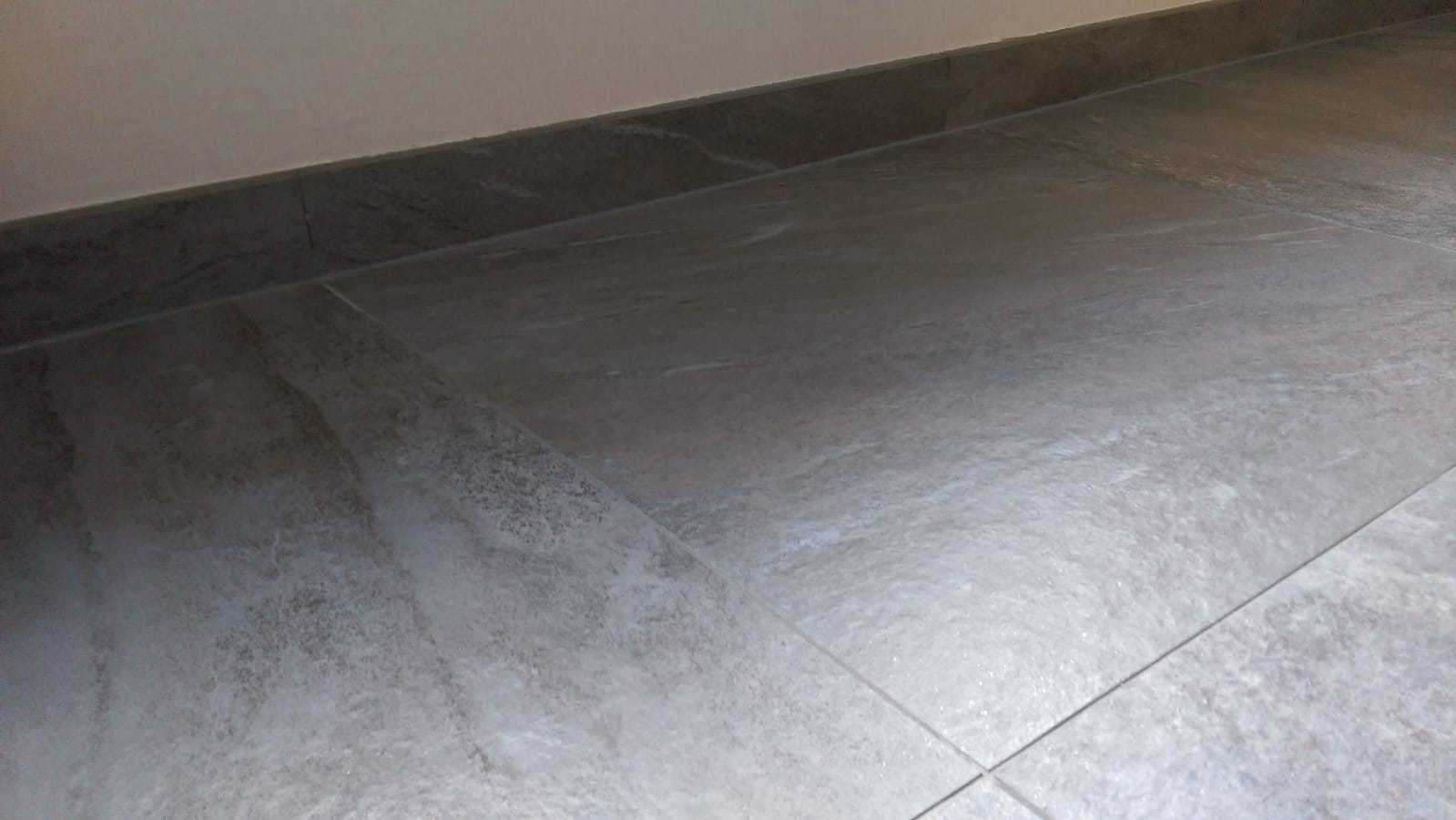 Vloertegel-60×60-cm-Leisteen-look-Antraciet-DC64-en-bijbehorende-plinten-2 Vloertegel 60×60 cm Leisteen look Antraciet DC64 en bijbehorende plinten