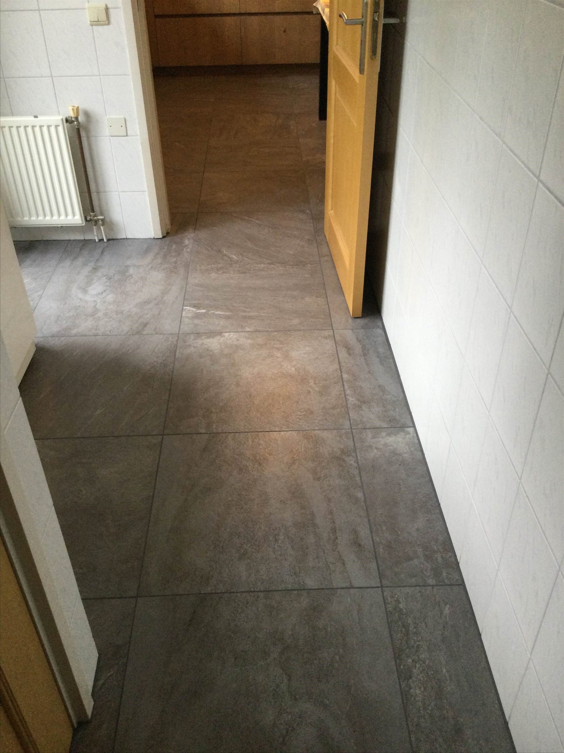 Vloertegel-60×60-cm-Leisteen-look-Antraciet-DC64-in-de-gang-scaled-2 Vloertegel 60×60 cm Leisteen look Antraciet DC64 in de gang