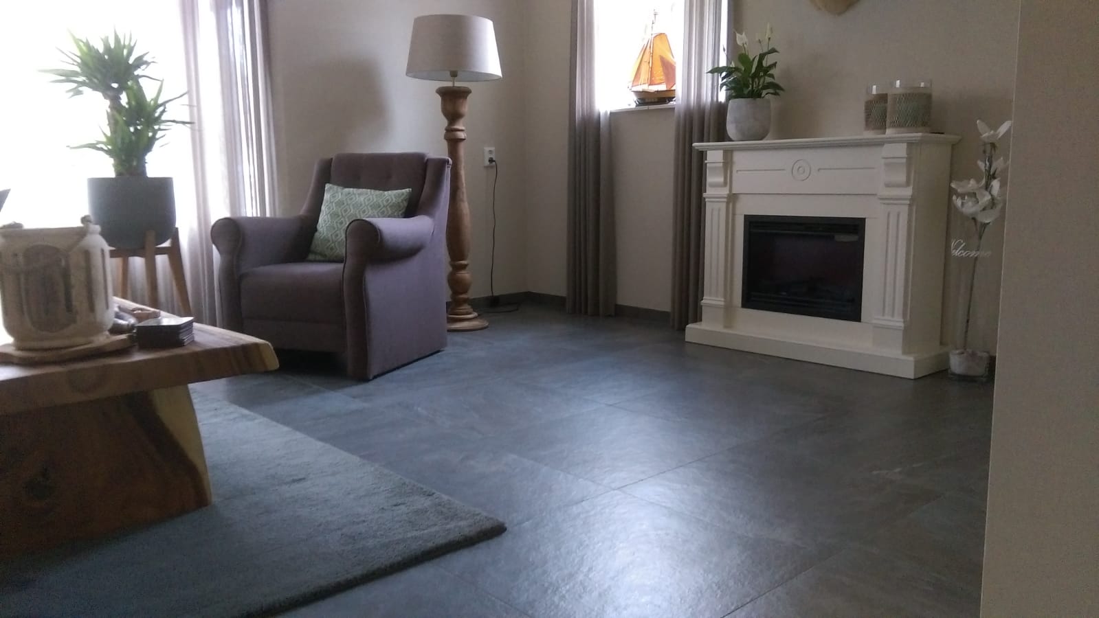 Vloertegel-60×60-cm-Leisteen-look-Antraciet-DC64-in-de-woonkamer-1-3 Vloertegel 60×60 cm Leisteen look Antraciet DC64 in de woonkamer