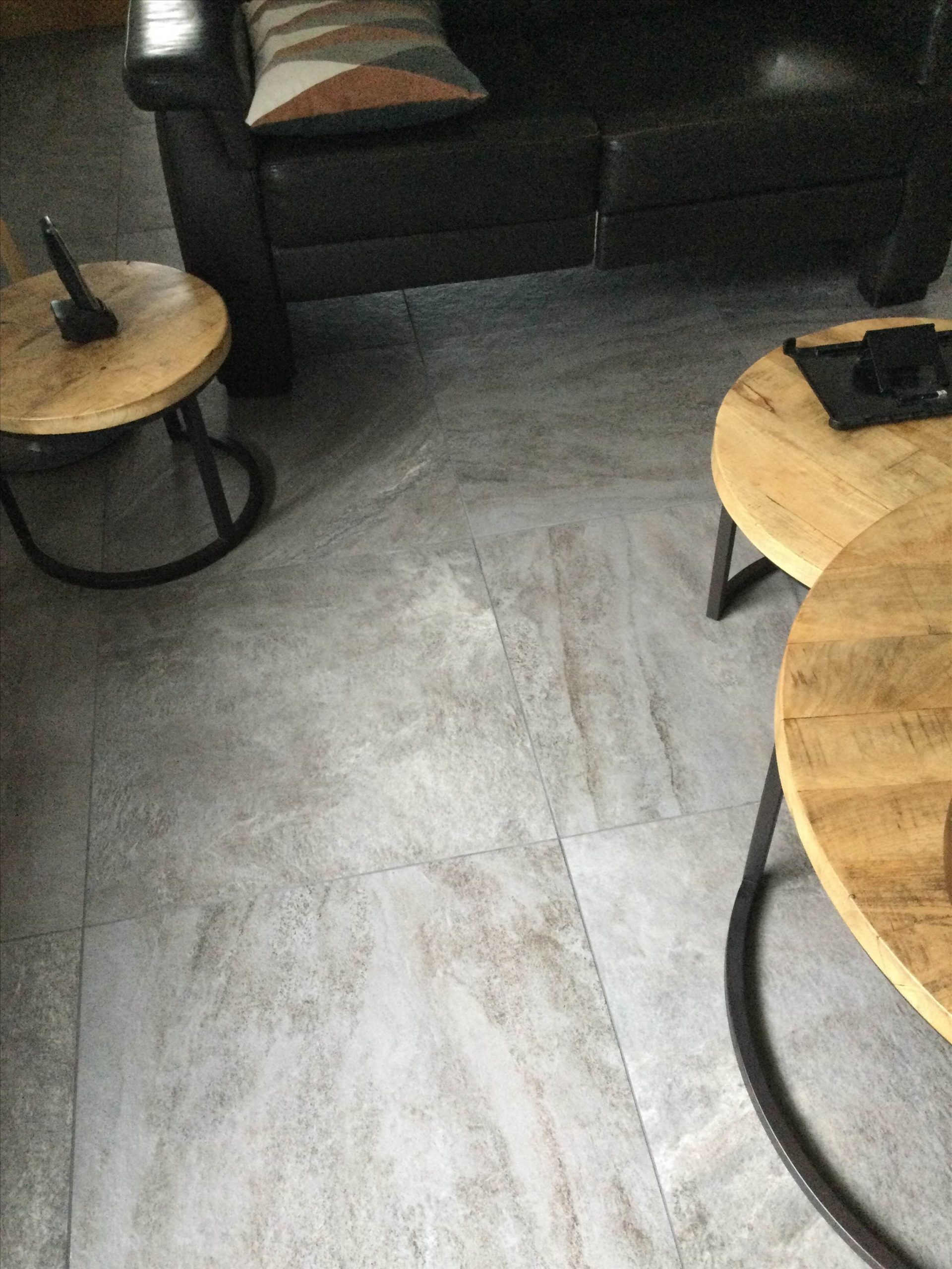 Vloertegel-60×60-cm-Leisteen-look-Antraciet-DC64-in-de-woonkamer-scaled-2 Vloertegel 60×60 cm Leisteen look Antraciet DC64 in de woonkamer