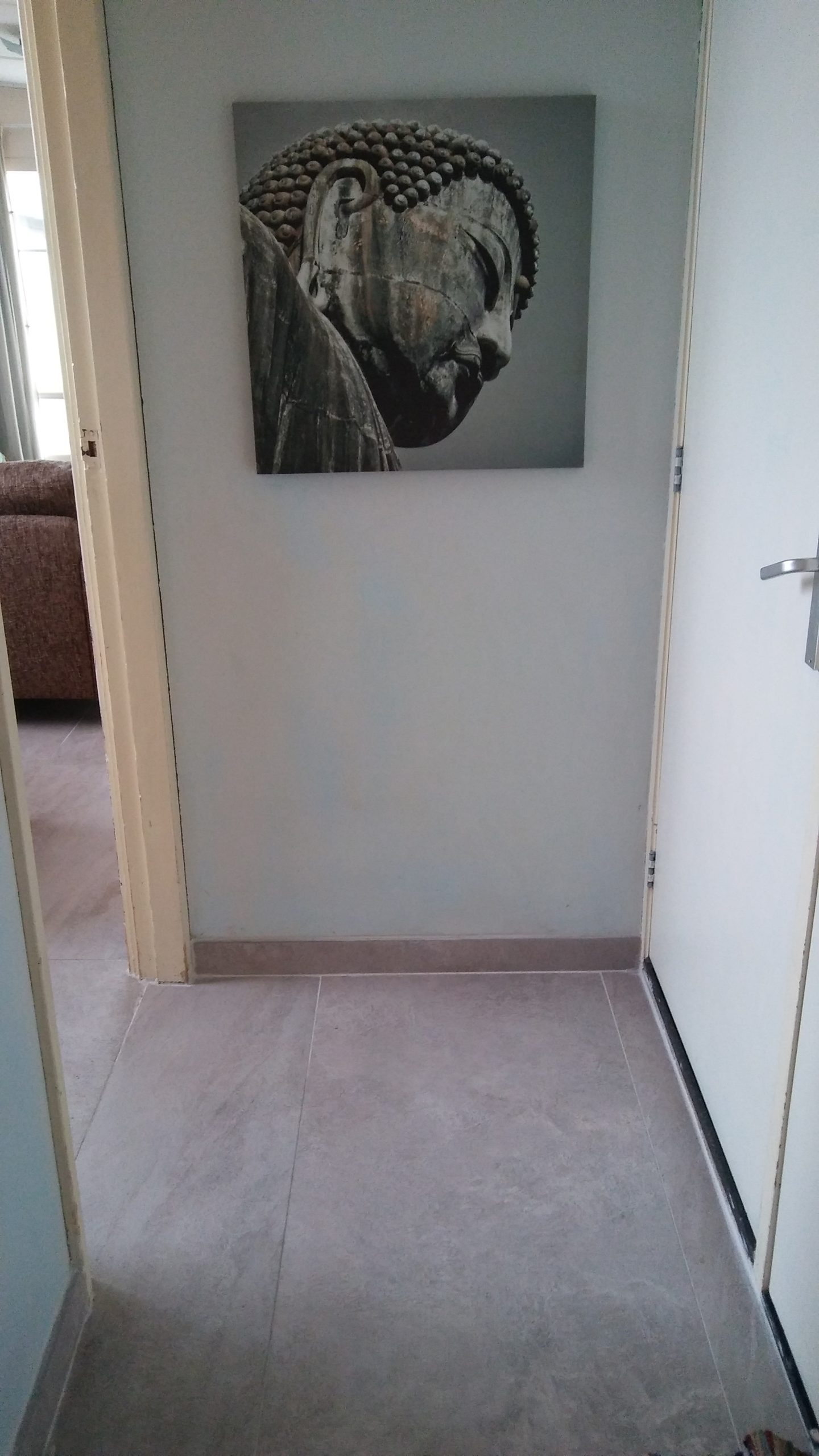 Vloertegel-60×60-cm-Leisteen-look-Licht-Grijs-DC63-in-de-gang-gelegd-scaled-2 Vloertegel 60×60 cm Leisteen look Licht Grijs DC63 in de gang gelegd