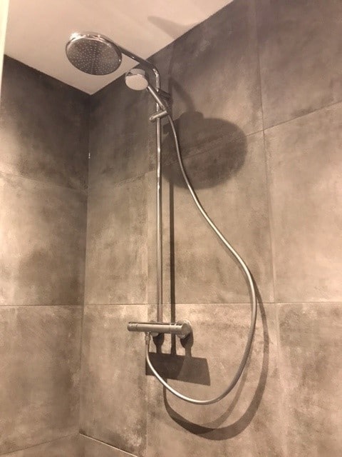 Vloertegel-60×60-cm-Maddof-Antraciet-betonlook-NR99-in-de-douche-gelegd-2 Vloertegel 60×60 cm Maddof Antraciet betonlook NR99 is onderhoudsvriendelijk