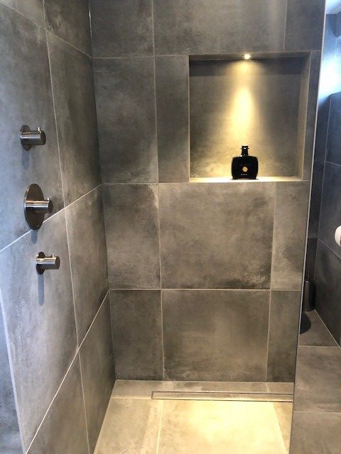 Vloertegel-60×60-cm-Maddof-Antraciet-betonlook-NR99-in-de-douche-rotated-2 Vloertegel 60×60 cm Maddof Antraciet betonlook NR99 in de douche