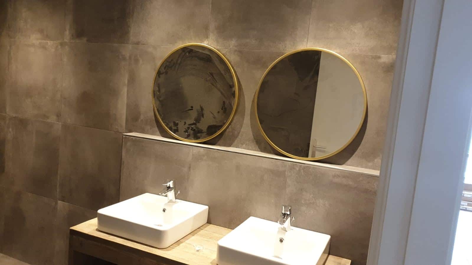 Vloertegel-60×60-cm-Maddof-Antraciet-betonlook-NR99-is-ook-geschikt-als-wandtegels-te-gebruiken-2 Vloertegel 60×60 cm Maddof Antraciet betonlook NR99 is onderhoudsvriendelijk