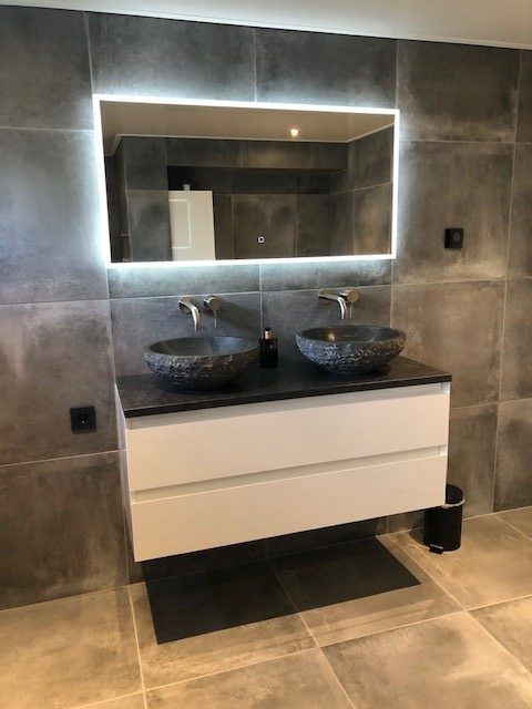 Vloertegel-60×60-cm-Maddof-Antraciet-betonlook-NR99-rotated-2 Vloertegel 60×60 cm Maddof Antraciet betonlook NR99 in de badkamer