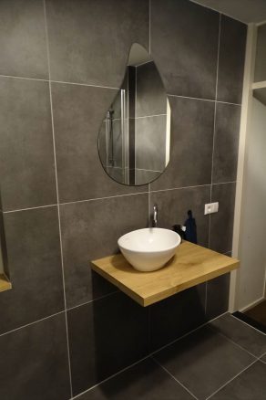 Vloertegel 60×60 cm Super Art Antraciet betonlook NR37 op de badkamer wand. D antraciete betonlook tegel is te gebruiken op de vloer en wand.