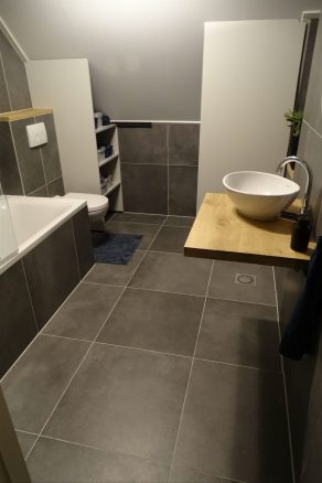 Vloertegel 60×60 cm Super Art Antraciet betonlook NR37 op de badkamer wand. D antraciete betonlook tegel is te gebruiken op de vloer en wand.