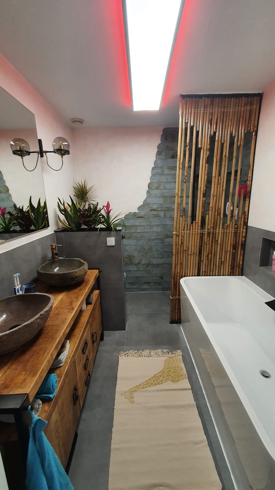 Vloertegel-60×60-cm-betonlook-Fairy-Dark-grijs-H96-badkamer-foto-2 Vloertegel 60×60 cm betonlook Fairy Dark grijs H96 is ook leverbaar in 30x60 cm, 45x90 cm en 90x90 cm.