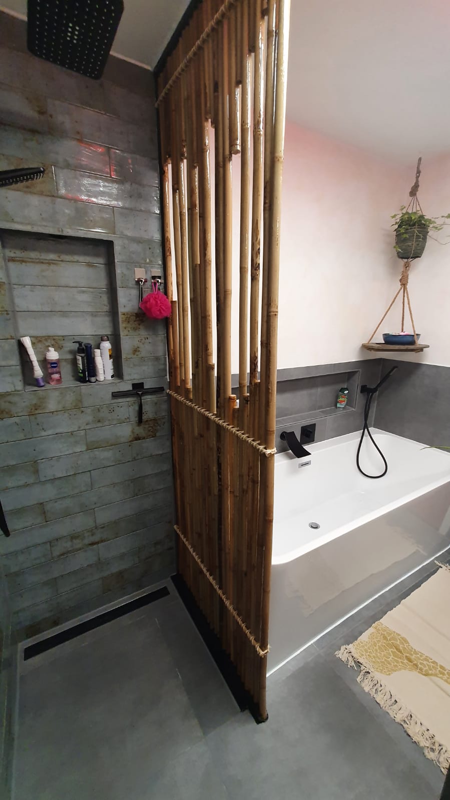 Vloertegel-60×60-cm-betonlook-Fairy-Dark-grijs-H96-in-de-douche-2 Vloertegel 60×60 cm betonlook Fairy Dark grijs H96 is ook leverbaar in 30x60 cm, 45x90 cm en 90x90 cm.