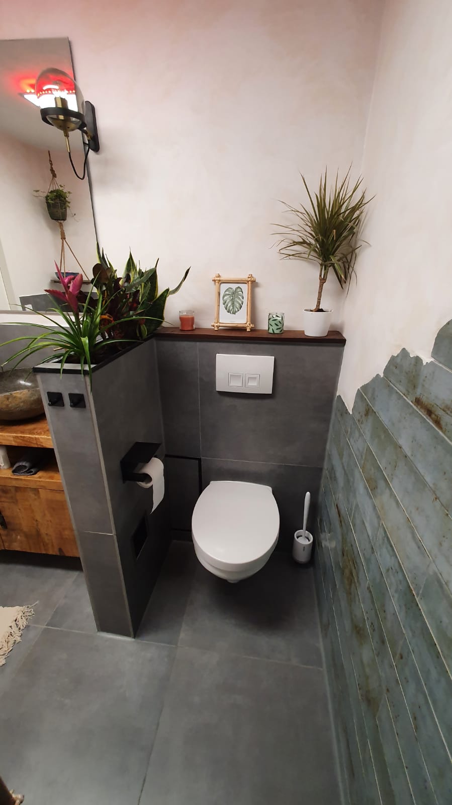 Vloertegel-60×60-cm-betonlook-Fairy-Dark-grijs-H96-op-het-toilet-2 Vloertegel 60×60 cm betonlook Fairy Dark grijs H96 is ook leverbaar in 30x60 cm, 45x90 cm en 90x90 cm.