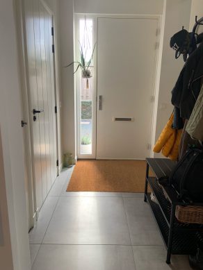 Vloertegel 75x75 cm C29 Steel Betonlook licht grijs in de gang ook in meerdere maten leverbaar