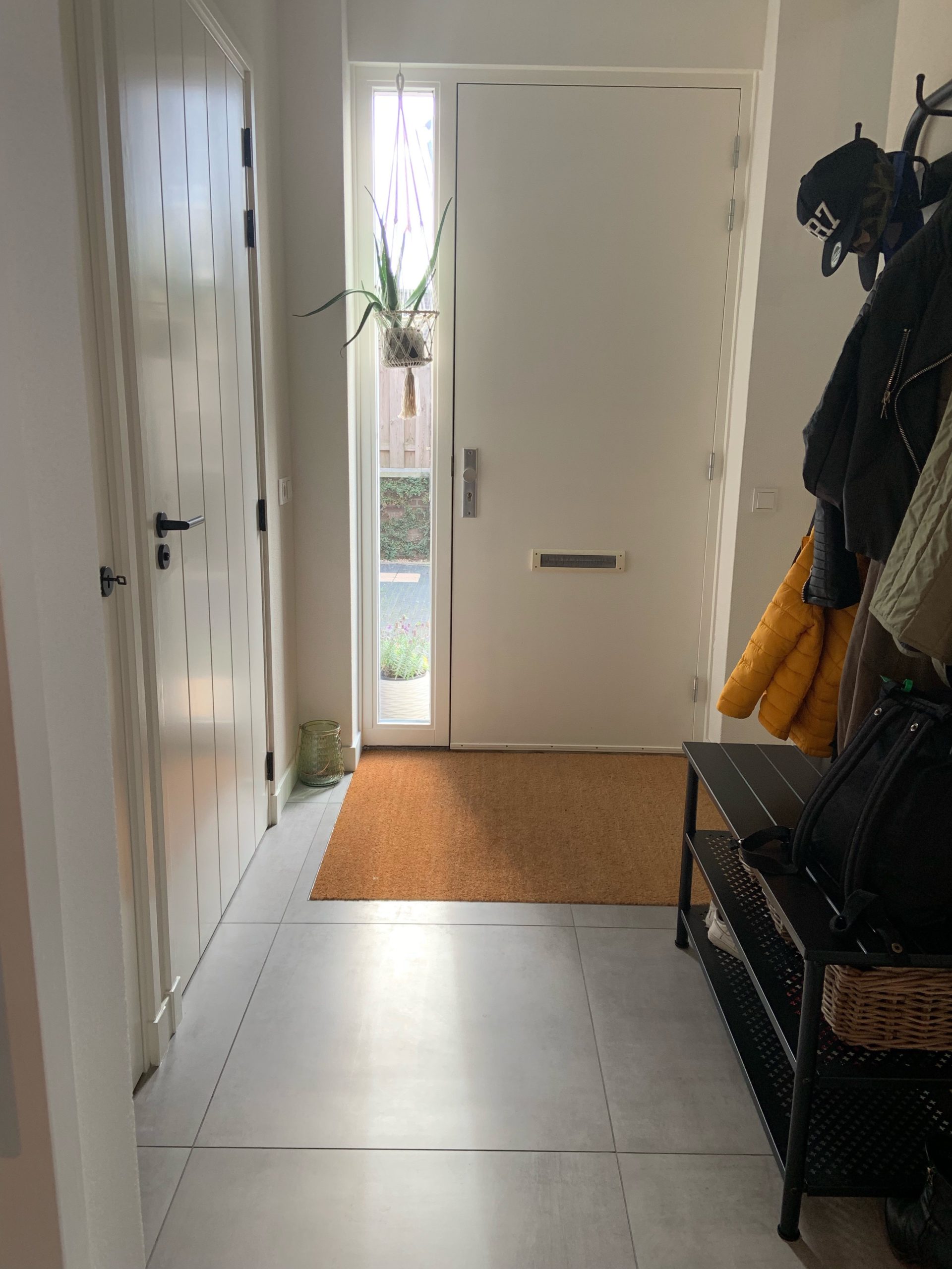 Vloertegel-75x75-cm-C29-Steel-Betonlook-licht-grijs-in-de-gang-ook-in-meerdere-maten-leverbaar-scaled-2 Vloertegel 75x75 cm C29 Steel Betonlook licht grijs in de gang ook in meerdere maten leverbaar