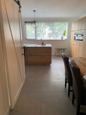 Vloertegel 75x75 cm C29 Steel Betonlook licht grijs in de woonkamer ook in meerdere maten leverbaar