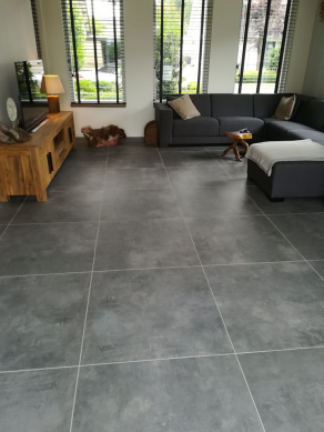 Vloertegel 80x80 cm Ariel Black NR. 20 is mooi op de vloer en wand