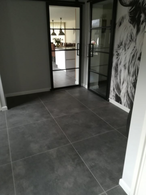 Vloertegel 80x80 cm Ariel Black NR. 20 in de woonkamer