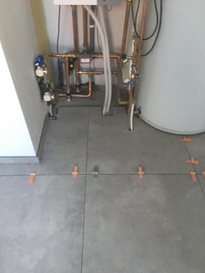 Vloertegel 80x80 cm Betonlook Ariel Antraciet NR20 en bijbehorende tegelplinten.