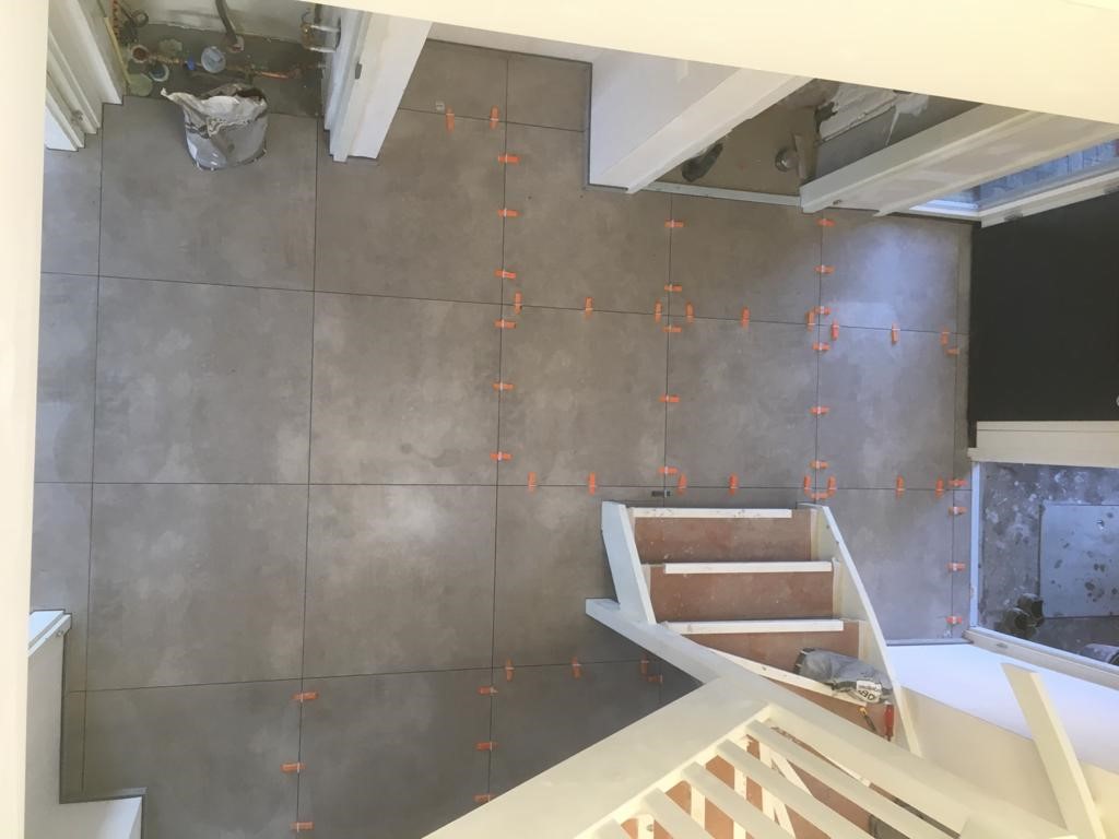 Vloertegel-80x80-cm-Betonlook-Ariel-Antraciet-NR20-in-woonkamer-gelegd-2 t NR20 in woonkamer gelegd.
