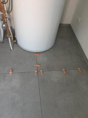Vloertegel 80x80 cm Betonlook Ariel Antraciet NR20 met levelling systeem gelegd.