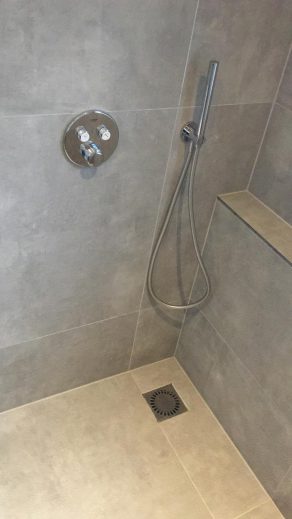 Vloertegel 80x80 cm Betonlook Ariel Grijs Nr. 12 als badkamertegels. Deze vloertegel is ook beschikbaar in 30x60 cm en 60x60 cm