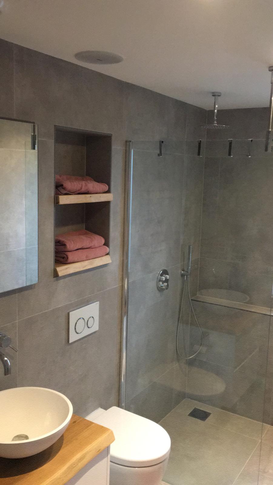 Vloertegel-80x80-cm-Betonlook-Ariel-Grijs-Nr.-12-als-vloer-en-wandtegels-te-gebruiken-2 Vloertegel 80x80 cm Betonlook Ariel Grijs Nr. 12 Deze vloertegel is ook beschikbaar in 30x60 cm en 60x60 cm