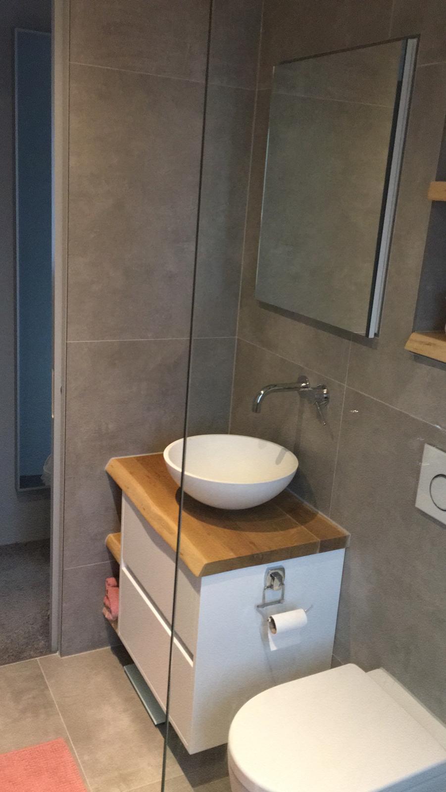 Vloertegel-80x80-cm-Betonlook-Ariel-Grijs-Nr.-12-in-de-badkamer-2 Vloertegel 80x80 cm Betonlook Ariel Grijs Nr. 12 Deze vloertegel is ook beschikbaar in 30x60 cm en 60x60 cm