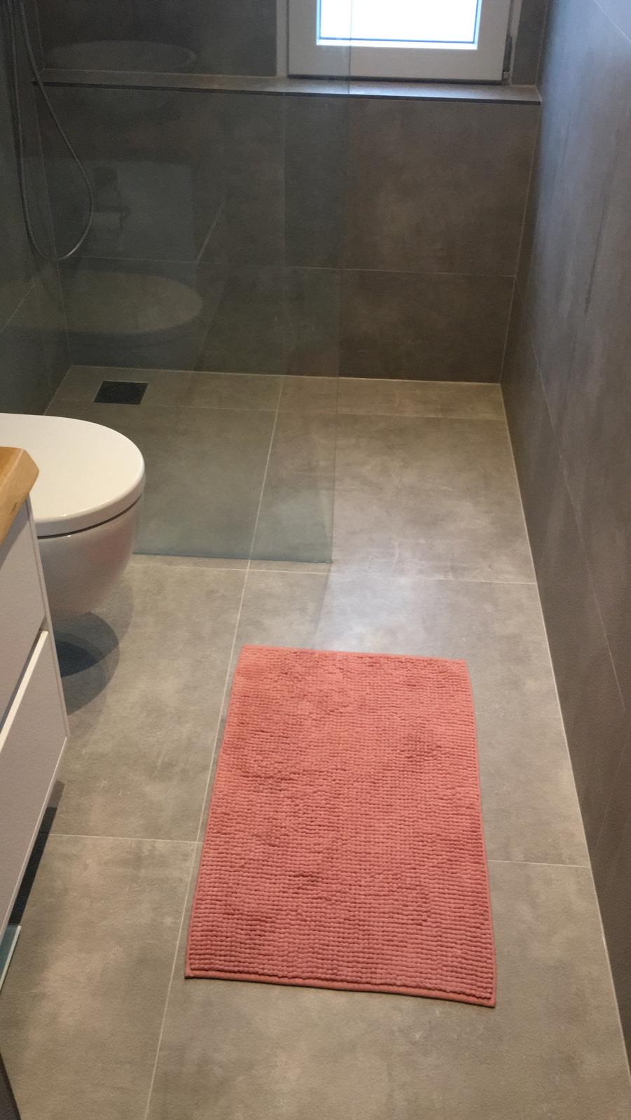 Vloertegel-80x80-cm-Betonlook-Ariel-Grijs-Nr.-12-in-de-douche-gelegd-2 Vloertegel 80x80 cm Betonlook Ariel Grijs Nr. 12 in de douche gelegd, Deze vloertegel is ook beschikbaar in 30x60 cm en 60x60 cm.