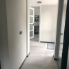 Vloertegel 80x80 cm Betonlook licht grijs DC89 in de gang gelegd