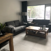 Vloertegel 80x80 cm Betonlook licht grijs DC89 in woonkamer gelegd. deze tegel is ook in meerdere maten verkrijgbaar