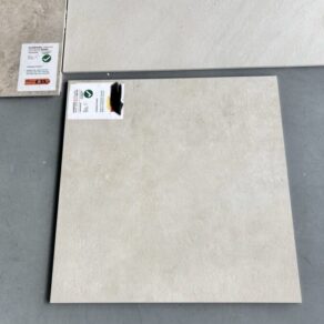 keramische vloertegel 80x80 cm zand beige kleur rbt130 op de vloer in de showroom