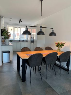 Vloertegel 80×80 cm Betonlook Antraciet DC90 is ook leverbaar in 30x60 cm, 60x60 cm en 60x120 cm. Betonlook tegels zorgen voor een tijdloze en moderne uitstraling in de ruimte. Onze keramische tegels zijn onder andere onderhoudsarm, milieuvriendelijk, hygiënisch en hittebestendig.