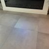 Vloertegel 80×80 cm Betonlook licht grijs DC89 is een betonlook tegel die gerectificeerd is en uitermate geschikt voor in de badkamer, keuken of woonkamer.