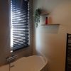 Vloertegel 80×80 cm Betonlook licht grijs DC89 is ook leverbaar in 30x60 cm, 60x60 cm en 60x120 cm. Deze betonlook tegel is gerectificeerd en uitermate geschikt voor in de badkamer, keuken of woonkamer.