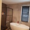 Vloertegel 80×80 cm Betonlook licht grijs DC89 is ook leverbaar in 30x60 cm, 60x60 cm en 60x120 cm. Deze betonlook tegel is gerectificeerd en uitermate geschikt voor in de badkamer, keuken of woonkamer.