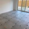 Vloertegel 80×80 cm Betonlook licht grijs DC89 is een betonlook tegel die gerectificeerd is en uitermate geschikt voor in de badkamer, keuken of woonkamer.