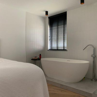 Vloertegel 80×80 cm betonlook licht grijs DC22 bij het bad