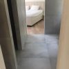 Vloertegel 80×80 cm betonlook licht grijs DC22 op de wand en vloer