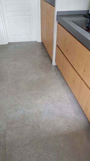 Vloertegel 90x90 cm Betonlook grijs C26 in de keuken. Deze tegel is ook mooi op de wand.