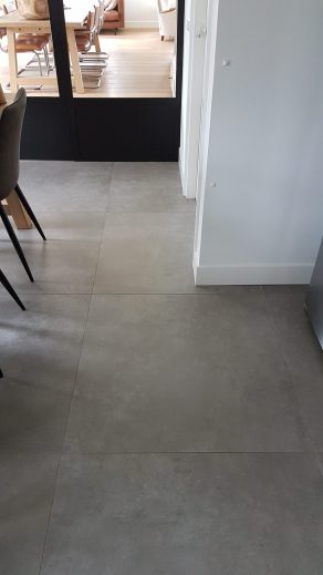 Vloertegel 90x90 cm Betonlook grijs C26 in de woonkamer