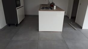 Vloertegel 60x60 betonlook grijs H96 Fairy Dark is geschikt voor vloerverwarming