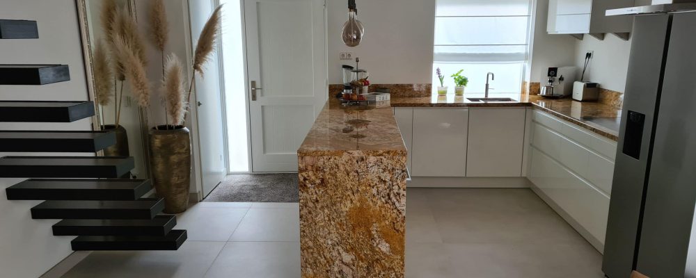 Vloertegel 90x90 cm Moss Beige Grijs H93 betonlook in de keuken