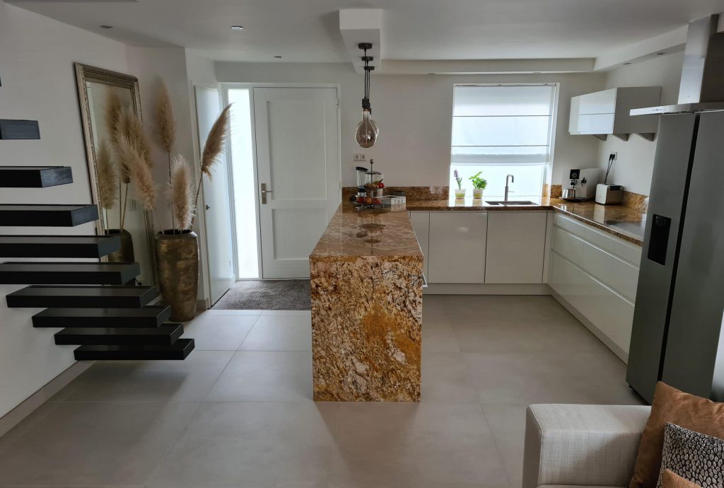 Vloertegel 90x90 cm Moss Beige Grijs H93 betonlook in de keuken