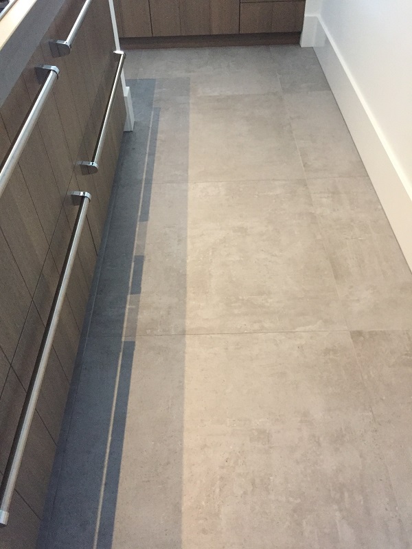 Vloertegel-90x90-cm-Moss-Grijs-H91-betonlook-als-keuken-vloer-2 Vloertegel 90x90 cm Moss Grijs H91 betonlook met modern design