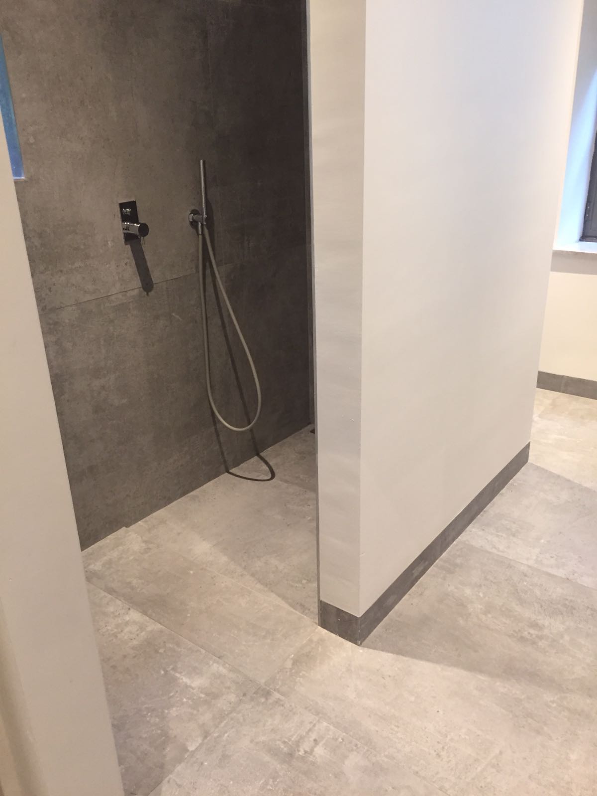 Vloertegel-90x90-cm-Moss-Grijs-H91-betonlook-in-de-badkamer-2-2 Vloertegel 90x90 cm Moss Grijs H91 betonlook met modern design