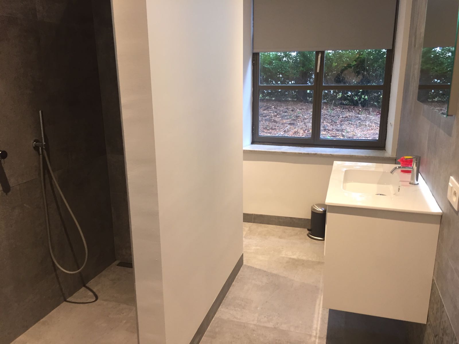 Vloertegel-90x90-cm-Moss-Grijs-H91-betonlook-in-de-badkamer-vloer-en-wanden-2 Vloertegel 90x90 cm Moss Grijs H91 betonlook met modern design