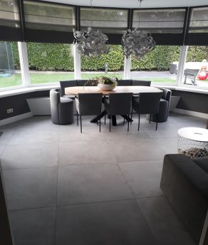 Vloertegel 90x90 cm Moss Grijs H91 betonlook met modern design