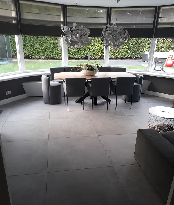 Vloertegel-90x90-cm-Moss-Grijs-H91-betonlook-in-de-eetkamer-2 Vloertegel 90x90 cm Moss Grijs H91 betonlook met modern design