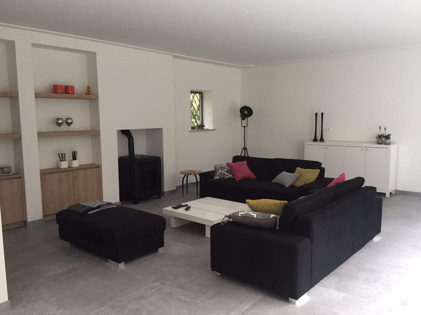 Vloertegel-90x90-cm-Moss-Grijs-H91-betonlook-in-de-woonkamer-2 Vloertegel 90x90 cm Moss Grijs H91 betonlook met modern design