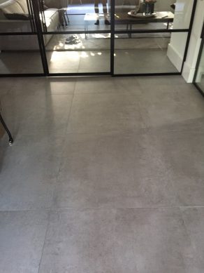 Vloertegel 90x90 cm Moss Grijs H91 betonlook met modern design